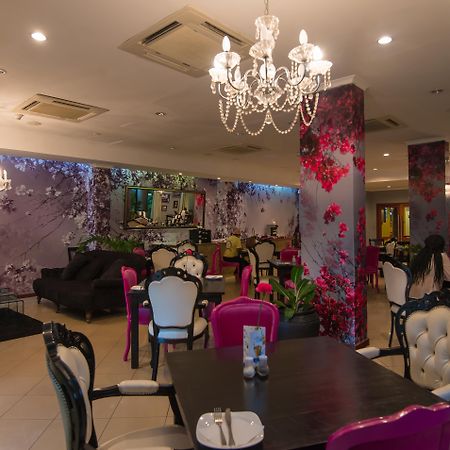 Sea Cliff Court Hotel & Luxury Apartments Дар ес Саалам Екстериор снимка