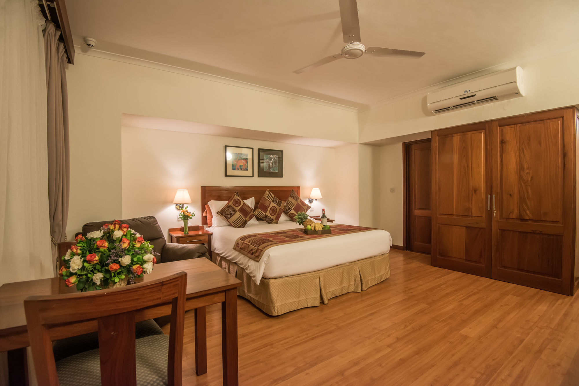Sea Cliff Court Hotel & Luxury Apartments Дар ес Саалам Екстериор снимка