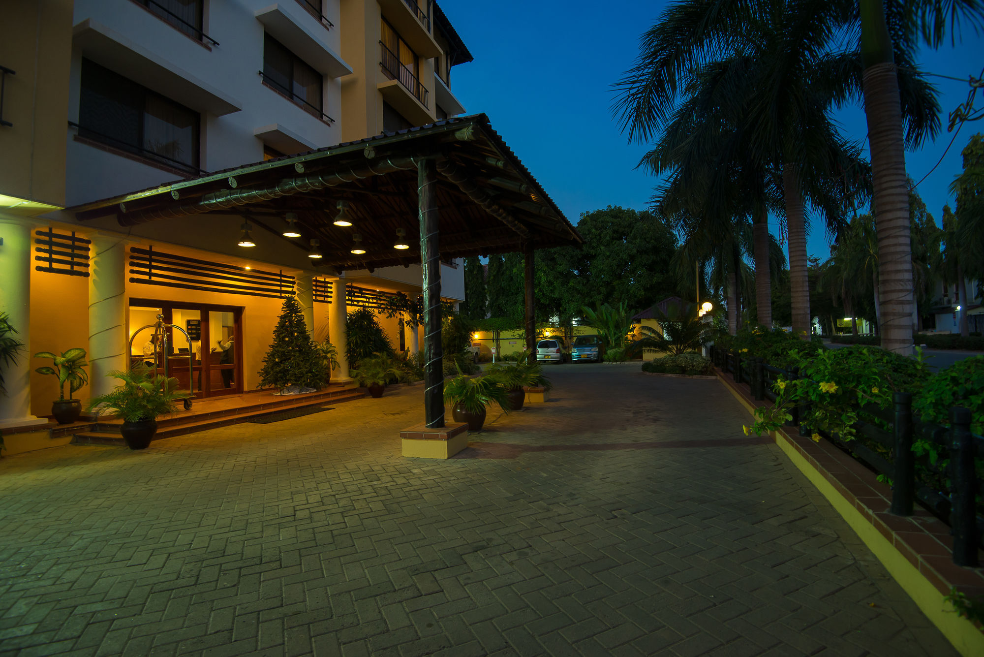 Sea Cliff Court Hotel & Luxury Apartments Дар ес Саалам Екстериор снимка